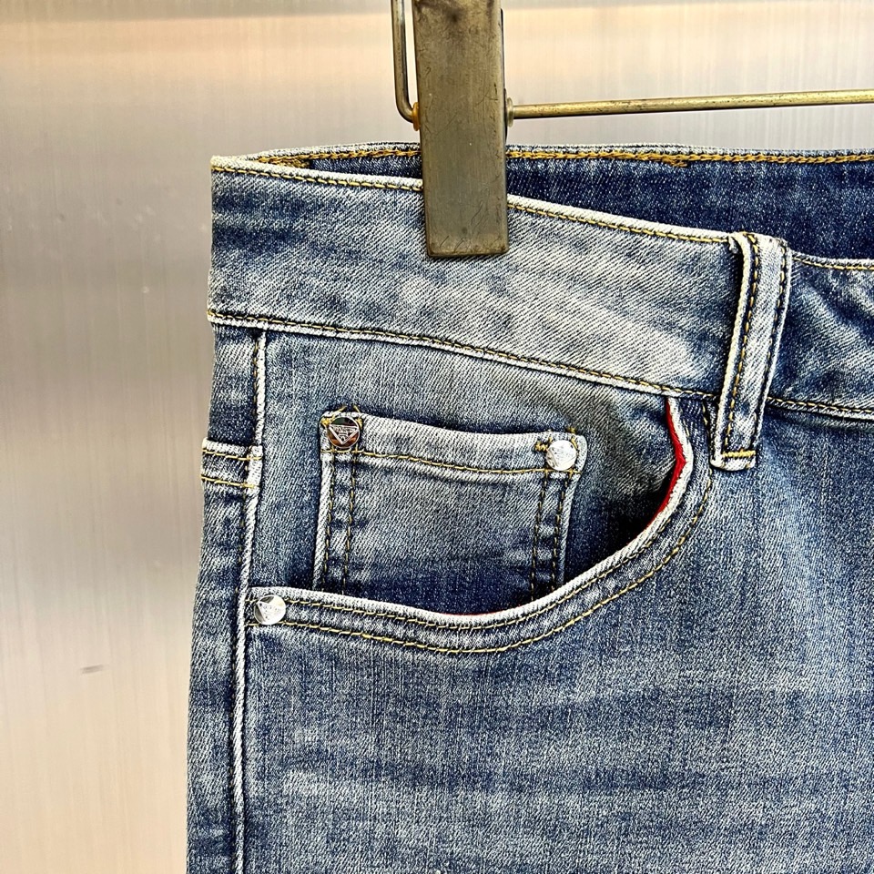 Prad普拉达、2026春夏新品男士丹宁牛仔裤。以精湛剪裁与标志性细节重塑经典牛仔裤款。款式采用修身廓形