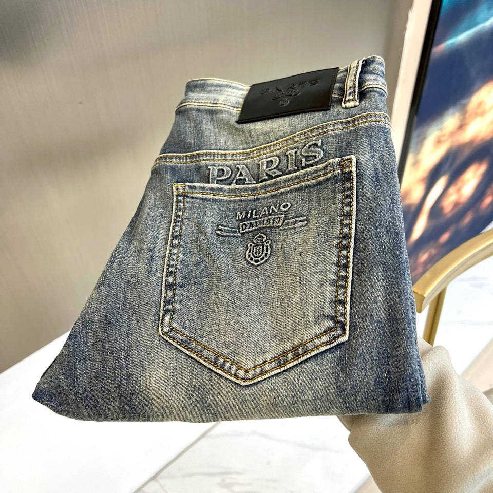 Prad普拉达、2026春夏新品男士丹宁牛仔裤。以精湛剪裁与标志性细节重塑经典牛仔裤款。款式采用修身廓形