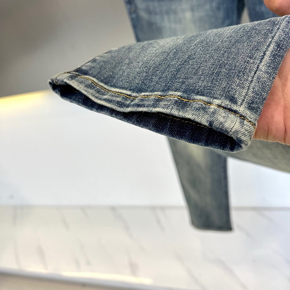 Prad普拉达、2026春夏新品男士丹宁牛仔裤。以精湛剪裁与标志性细节重塑经典牛仔裤款。款式采用修身廓形