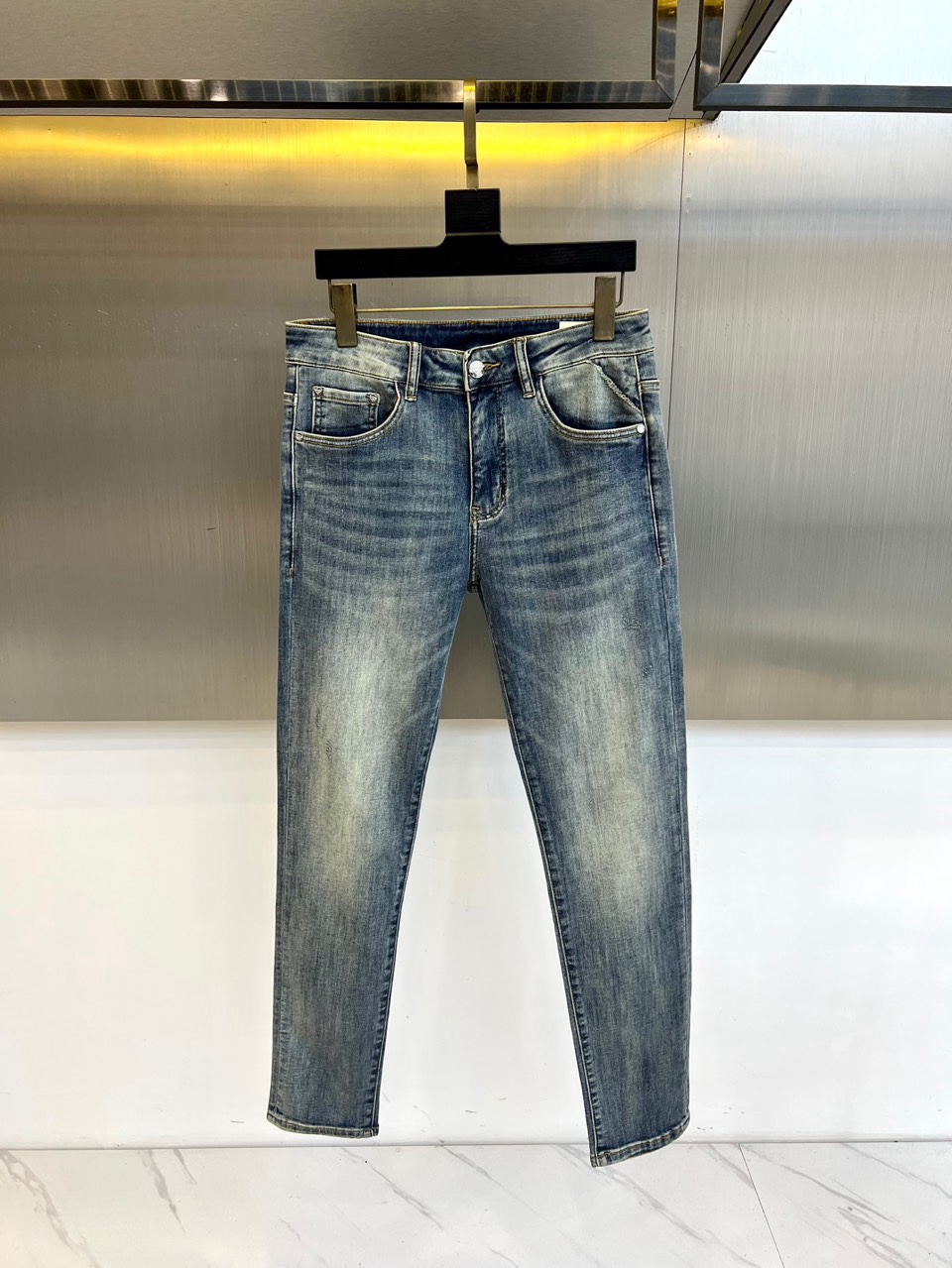 Prad普拉达、2026春夏新品男士丹宁牛仔裤。以精湛剪裁与标志性细节重塑经典牛仔裤款。款式采用修身廓形