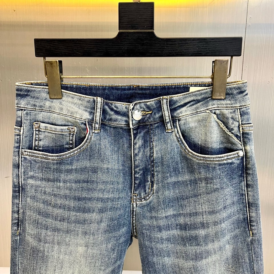 Prad普拉达、2026春夏新品男士丹宁牛仔裤。以精湛剪裁与标志性细节重塑经典牛仔裤款。款式采用修身廓形