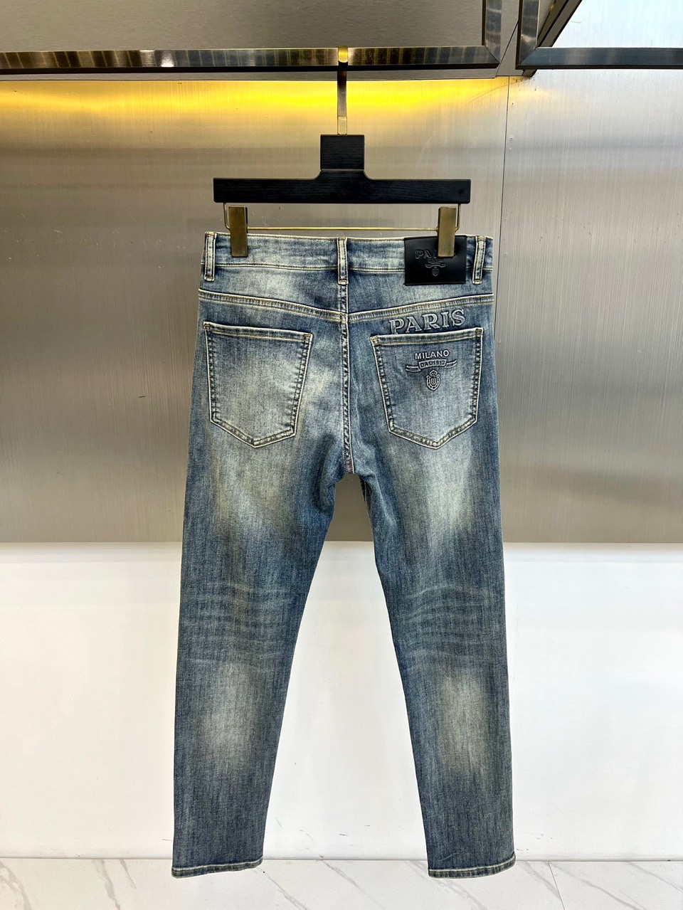 Prad普拉达、2026春夏新品男士丹宁牛仔裤。以精湛剪裁与标志性细节重塑经典牛仔裤款。款式采用修身廓形