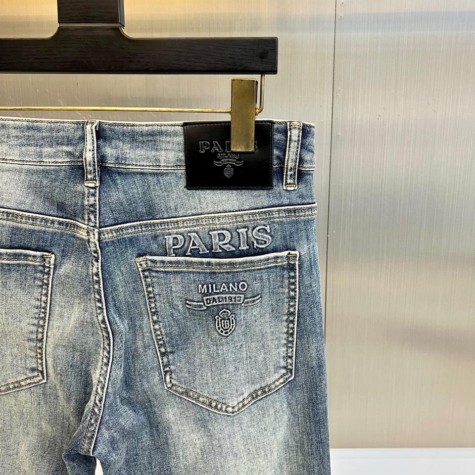 Prad普拉达、2026春夏新品男士丹宁牛仔裤。以精湛剪裁与标志性细节重塑经典牛仔裤款。款式采用修身廓形