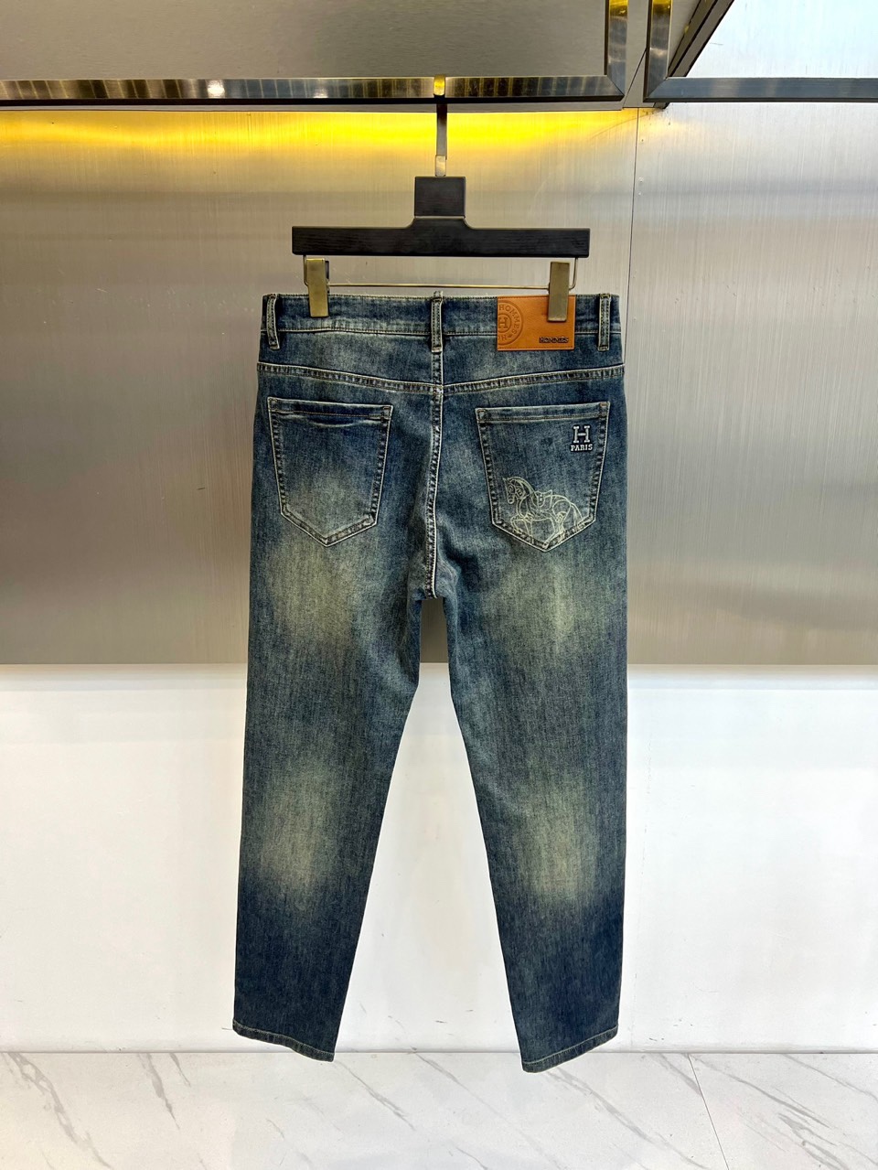 H爱马仕、2026春夏新品牛仔裤，以经典五袋式修身廓形诠释低调奢华。其设计精髓凝聚于后袋，标志性的奔马轮