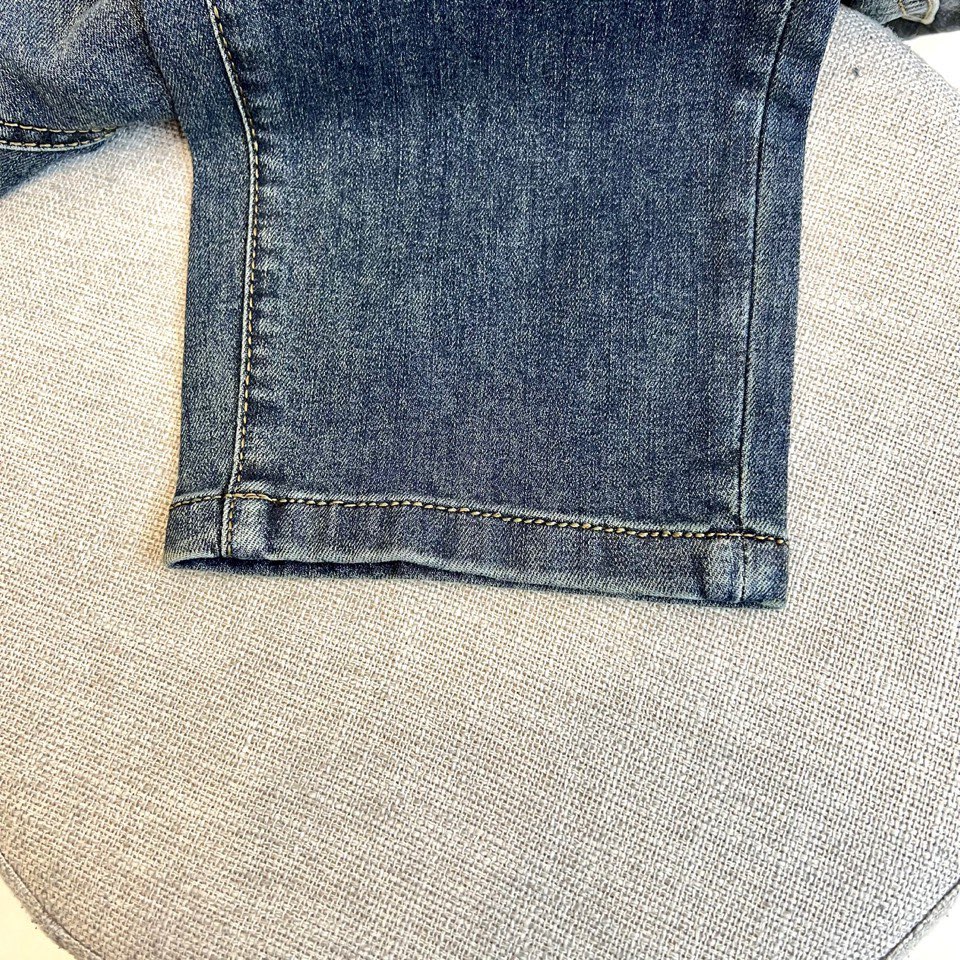 H爱马仕、2026春夏新品牛仔裤，以经典五袋式修身廓形诠释低调奢华。其设计精髓凝聚于后袋，标志性的奔马轮