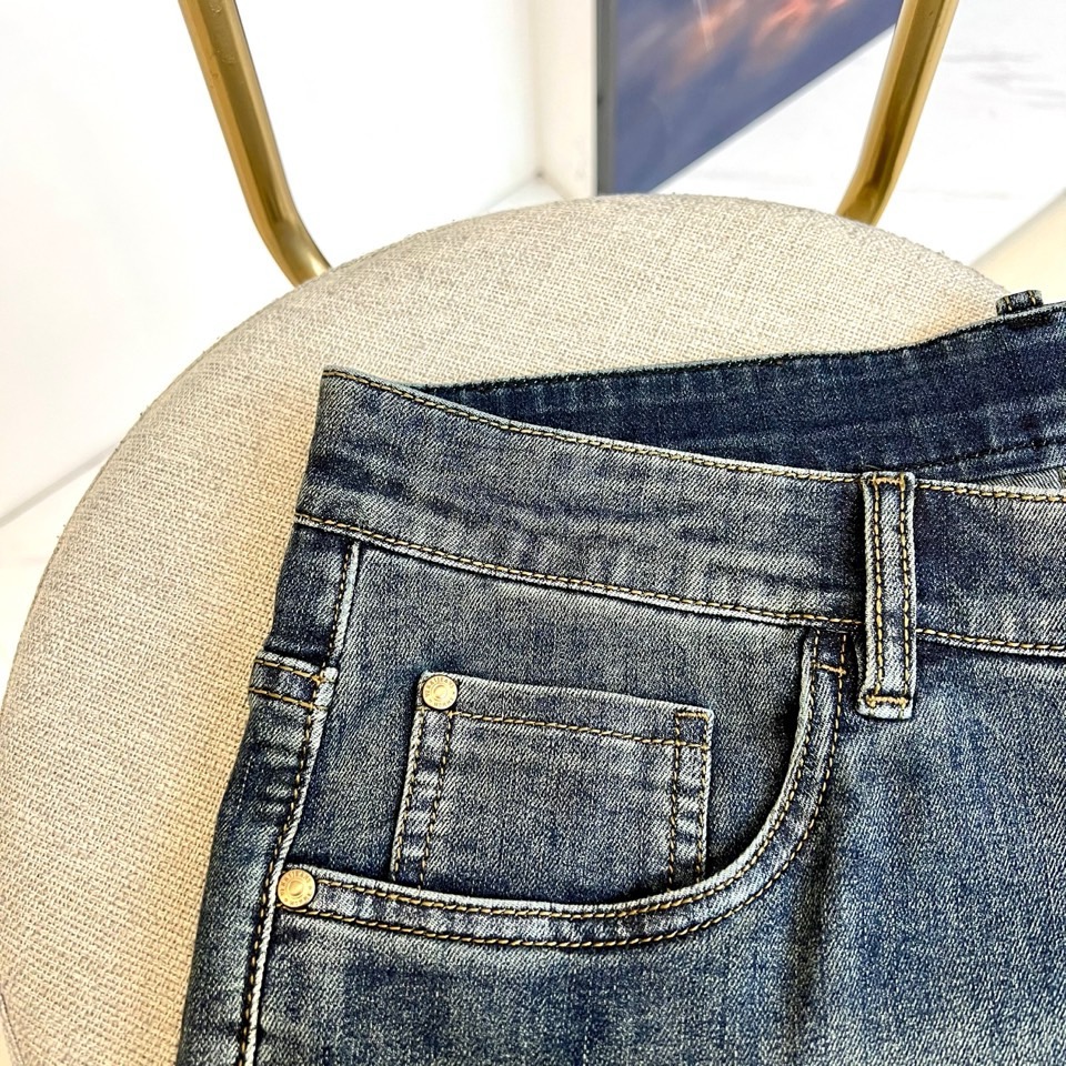 H爱马仕、2026春夏新品牛仔裤，以经典五袋式修身廓形诠释低调奢华。其设计精髓凝聚于后袋，标志性的奔马轮