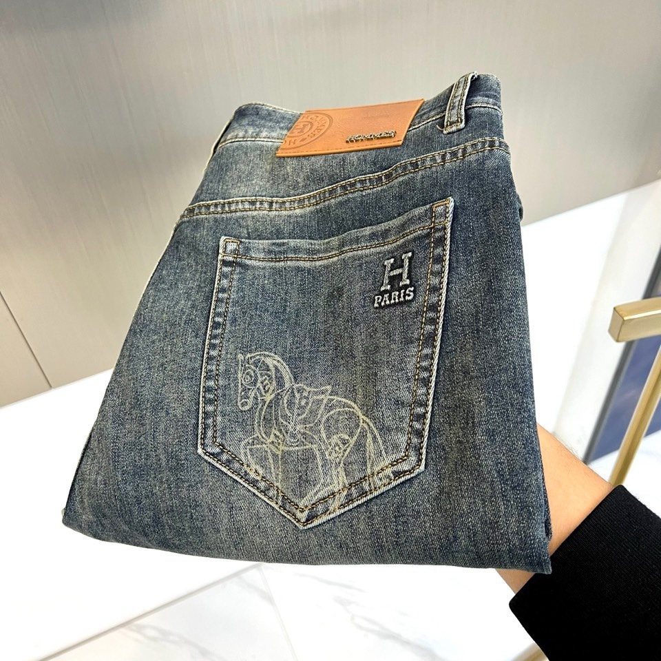 H爱马仕、2026春夏新品牛仔裤，以经典五袋式修身廓形诠释低调奢华。其设计精髓凝聚于后袋，标志性的奔马轮