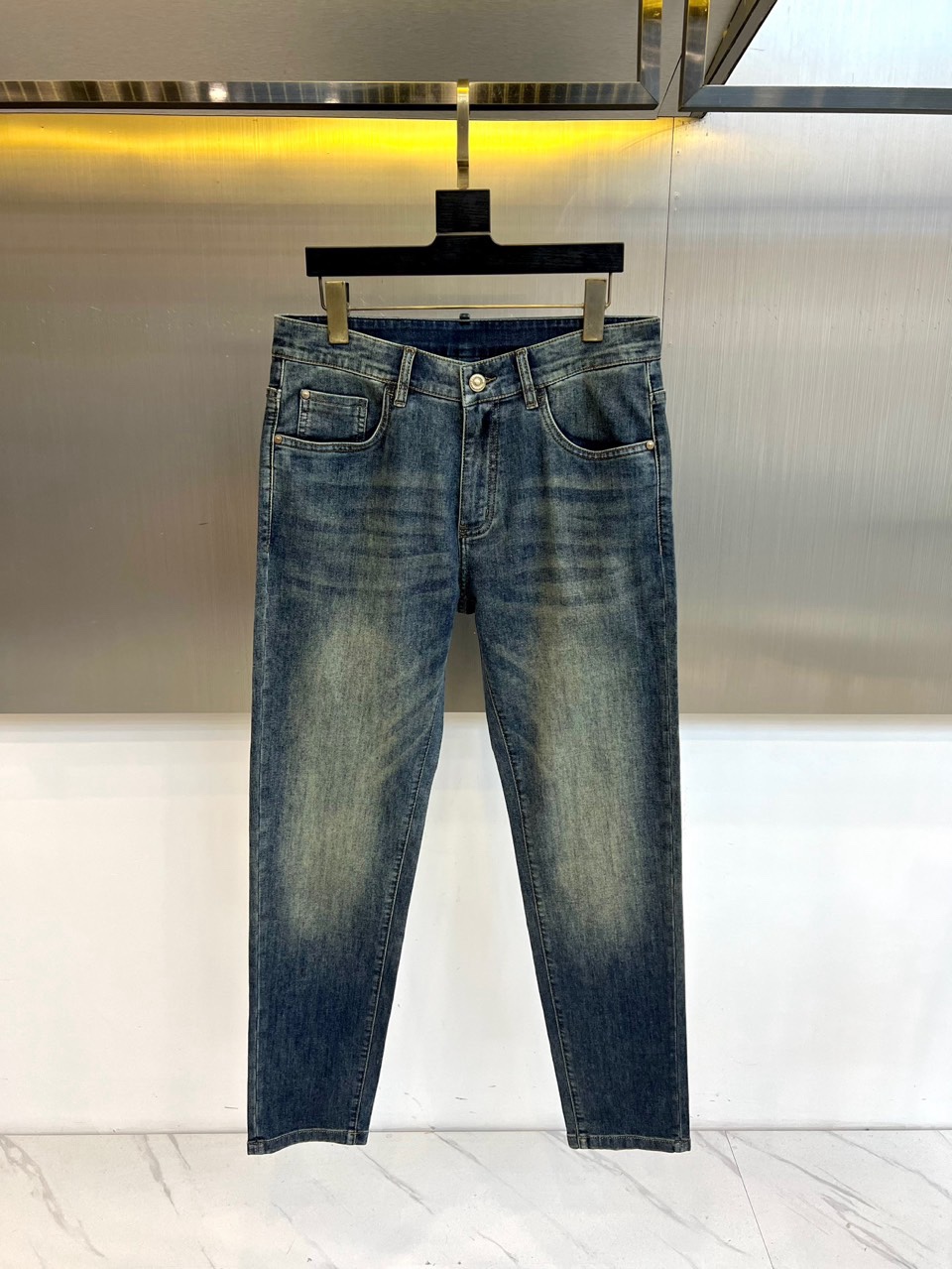 H爱马仕、2026春夏新品牛仔裤，以经典五袋式修身廓形诠释低调奢华。其设计精髓凝聚于后袋，标志性的奔马轮