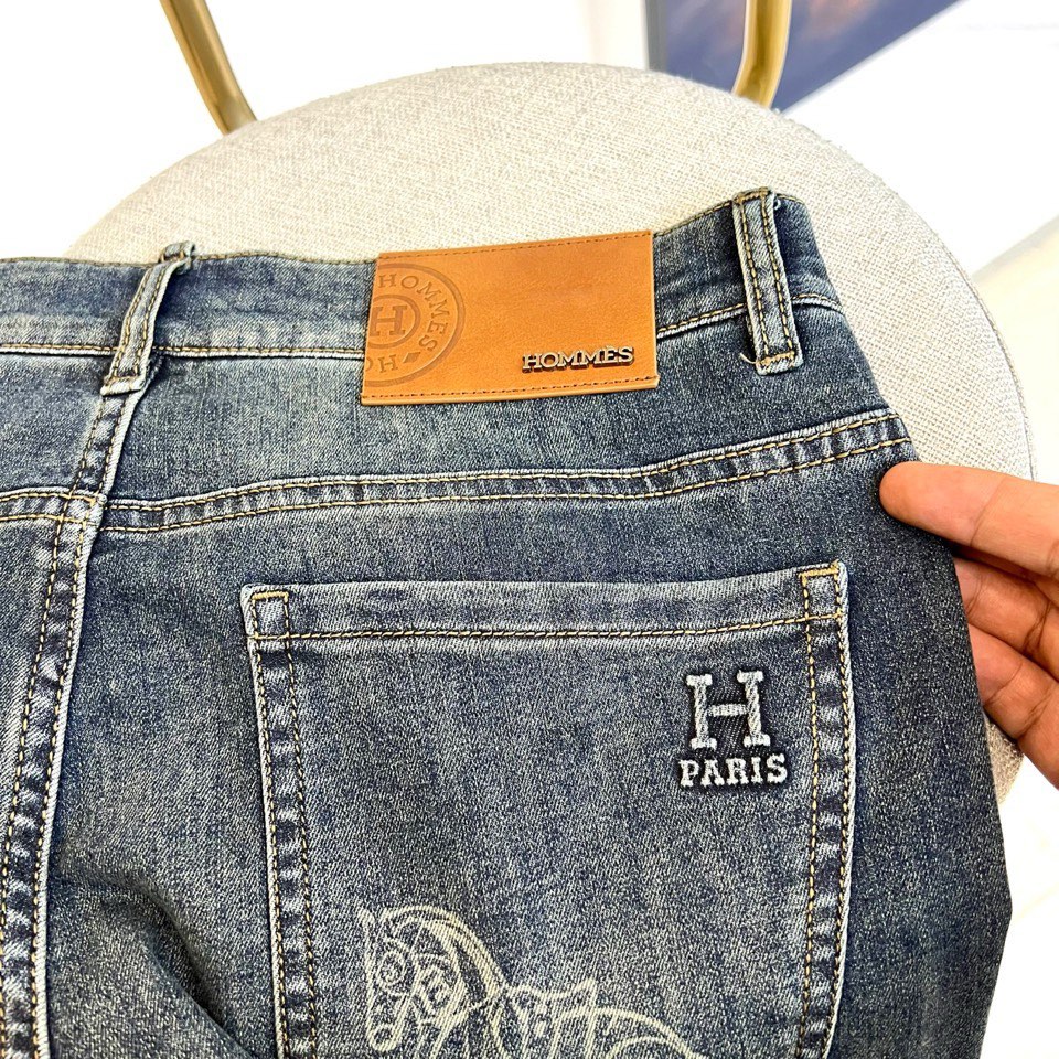 H爱马仕、2026春夏新品牛仔裤，以经典五袋式修身廓形诠释低调奢华。其设计精髓凝聚于后袋，标志性的奔马轮