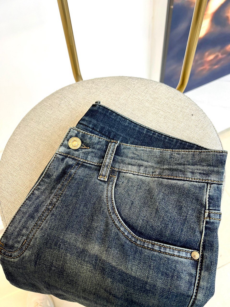H爱马仕、2026春夏新品牛仔裤，以经典五袋式修身廓形诠释低调奢华。其设计精髓凝聚于后袋，标志性的奔马轮