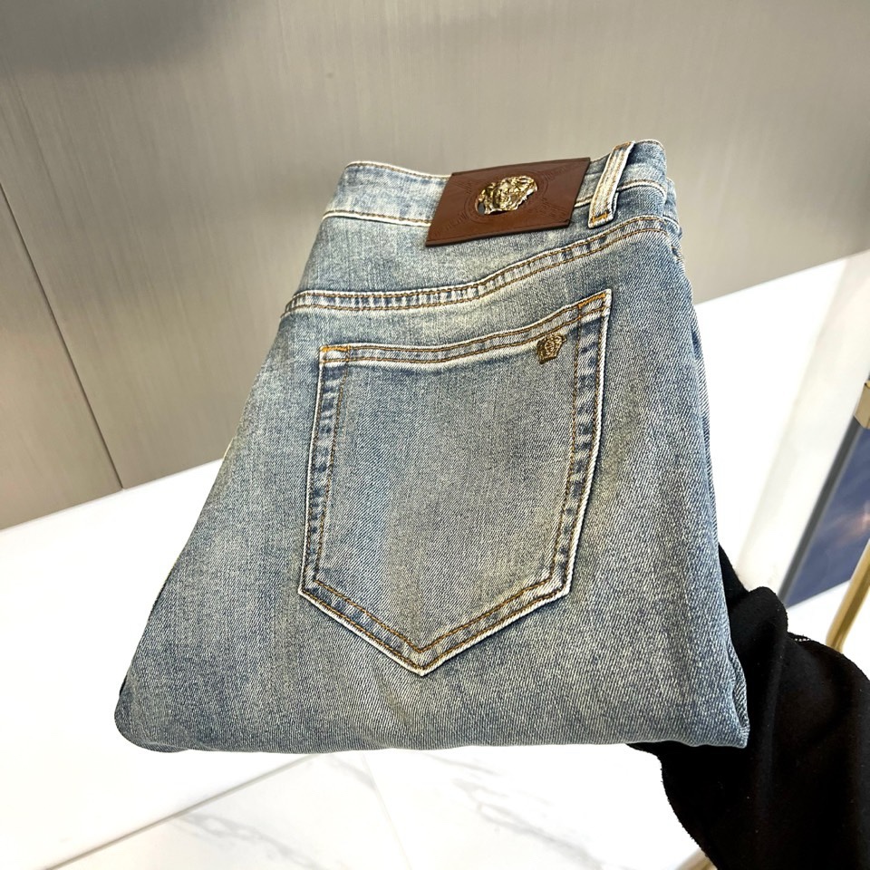 Vers范思哲、2026春夏新品牛仔裤，以标志性的五边形后袋设计，重塑经典丹宁轮廓。精湛的缝线勾勒出后袋