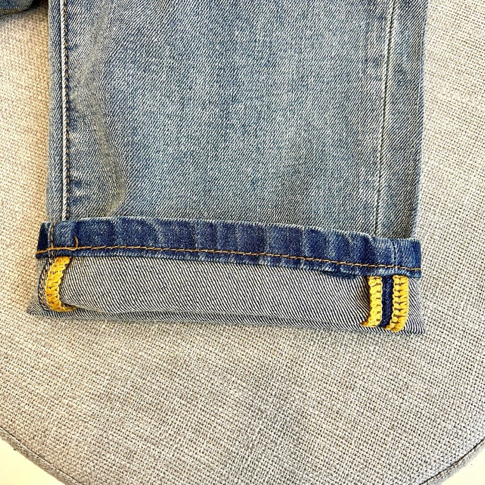 Vers范思哲、2026春夏新品牛仔裤，以标志性的五边形后袋设计，重塑经典丹宁轮廓。精湛的缝线勾勒出后袋