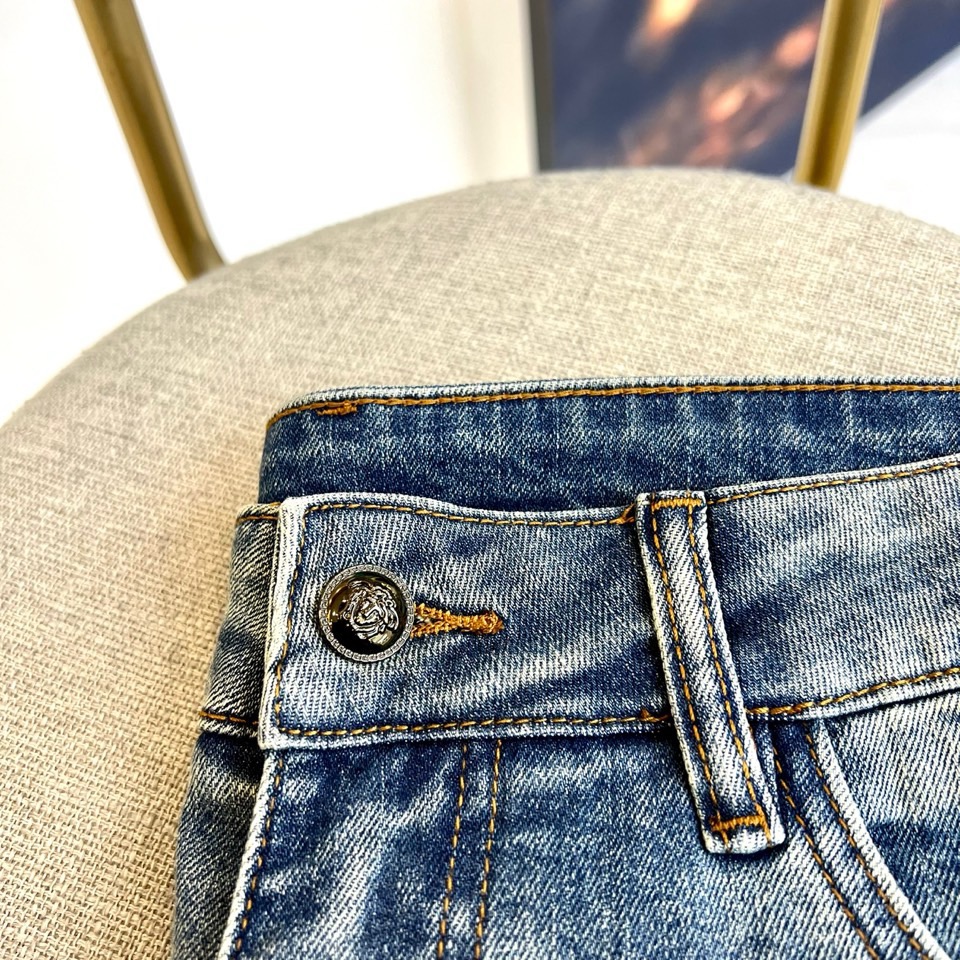 Vers范思哲、2026春夏新品牛仔裤，以标志性的五边形后袋设计，重塑经典丹宁轮廓。精湛的缝线勾勒出后袋