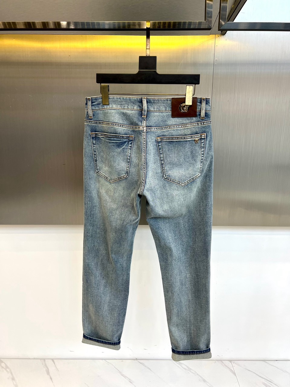 Vers范思哲、2026春夏新品牛仔裤，以标志性的五边形后袋设计，重塑经典丹宁轮廓。精湛的缝线勾勒出后袋