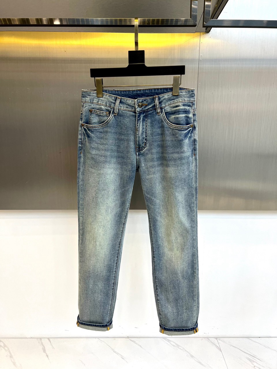 Vers范思哲、2026春夏新品牛仔裤，以标志性的五边形后袋设计，重塑经典丹宁轮廓。精湛的缝线勾勒出后袋