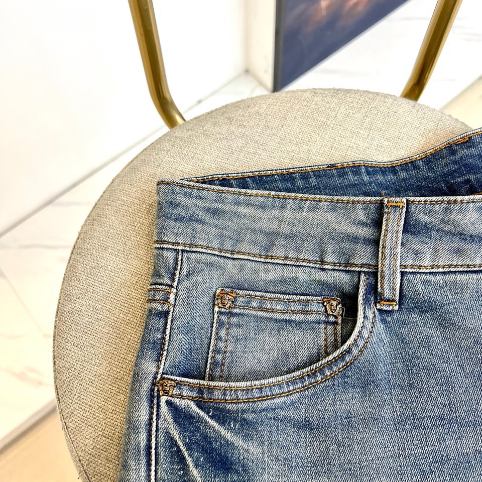 Vers范思哲、2026春夏新品牛仔裤，以标志性的五边形后袋设计，重塑经典丹宁轮廓。精湛的缝线勾勒出后袋