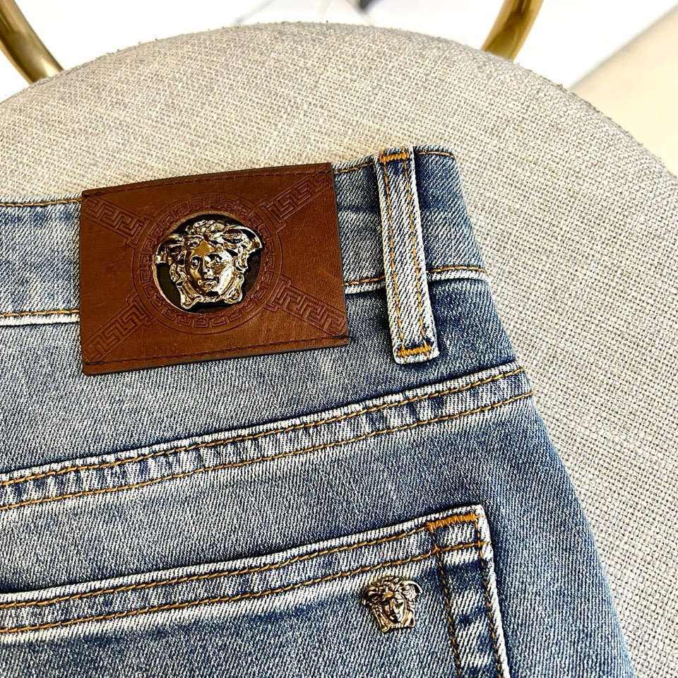 Vers范思哲、2026春夏新品牛仔裤，以标志性的五边形后袋设计，重塑经典丹宁轮廓。精湛的缝线勾勒出后袋