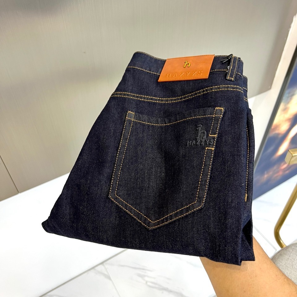 H爱马仕、2026春夏新品牛仔裤，以经典丹宁重塑轻奢日常。原色面料保留牛仔原始质感，搭配明线勾勒口袋与腰