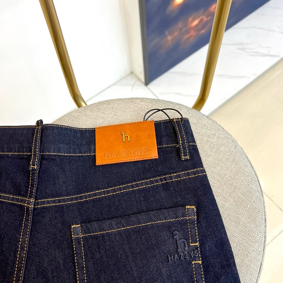 H爱马仕、2026春夏新品牛仔裤，以经典丹宁重塑轻奢日常。原色面料保留牛仔原始质感，搭配明线勾勒口袋与腰