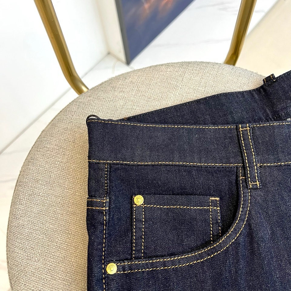 H爱马仕、2026春夏新品牛仔裤，以经典丹宁重塑轻奢日常。原色面料保留牛仔原始质感，搭配明线勾勒口袋与腰