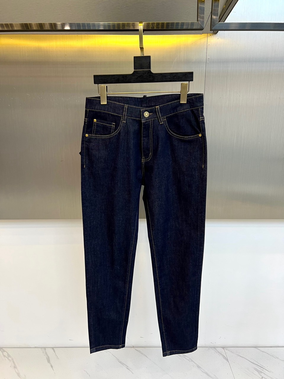 H爱马仕、2026春夏新品牛仔裤，以经典丹宁重塑轻奢日常。原色面料保留牛仔原始质感，搭配明线勾勒口袋与腰