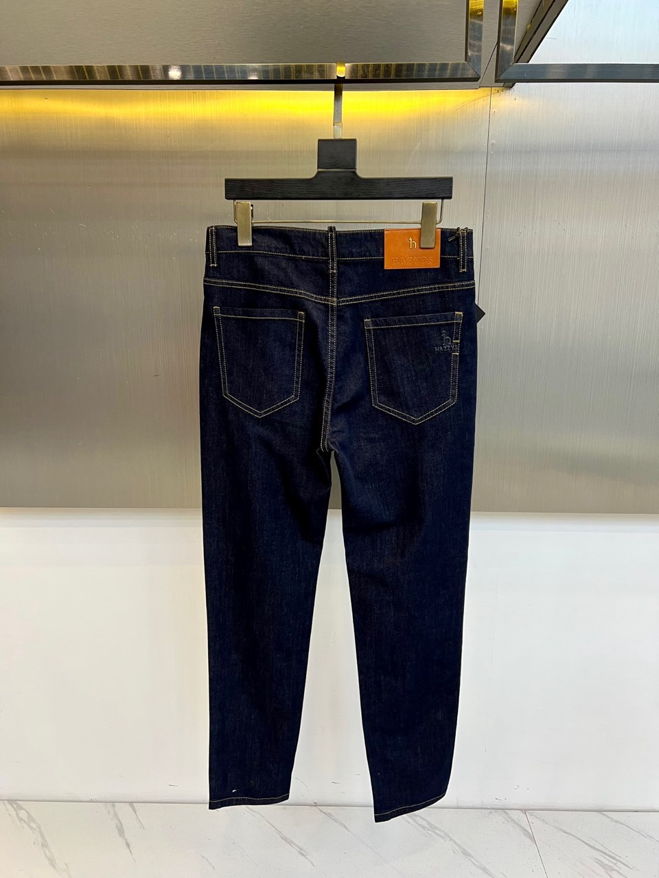 H爱马仕、2026春夏新品牛仔裤，以经典丹宁重塑轻奢日常。原色面料保留牛仔原始质感，搭配明线勾勒口袋与腰