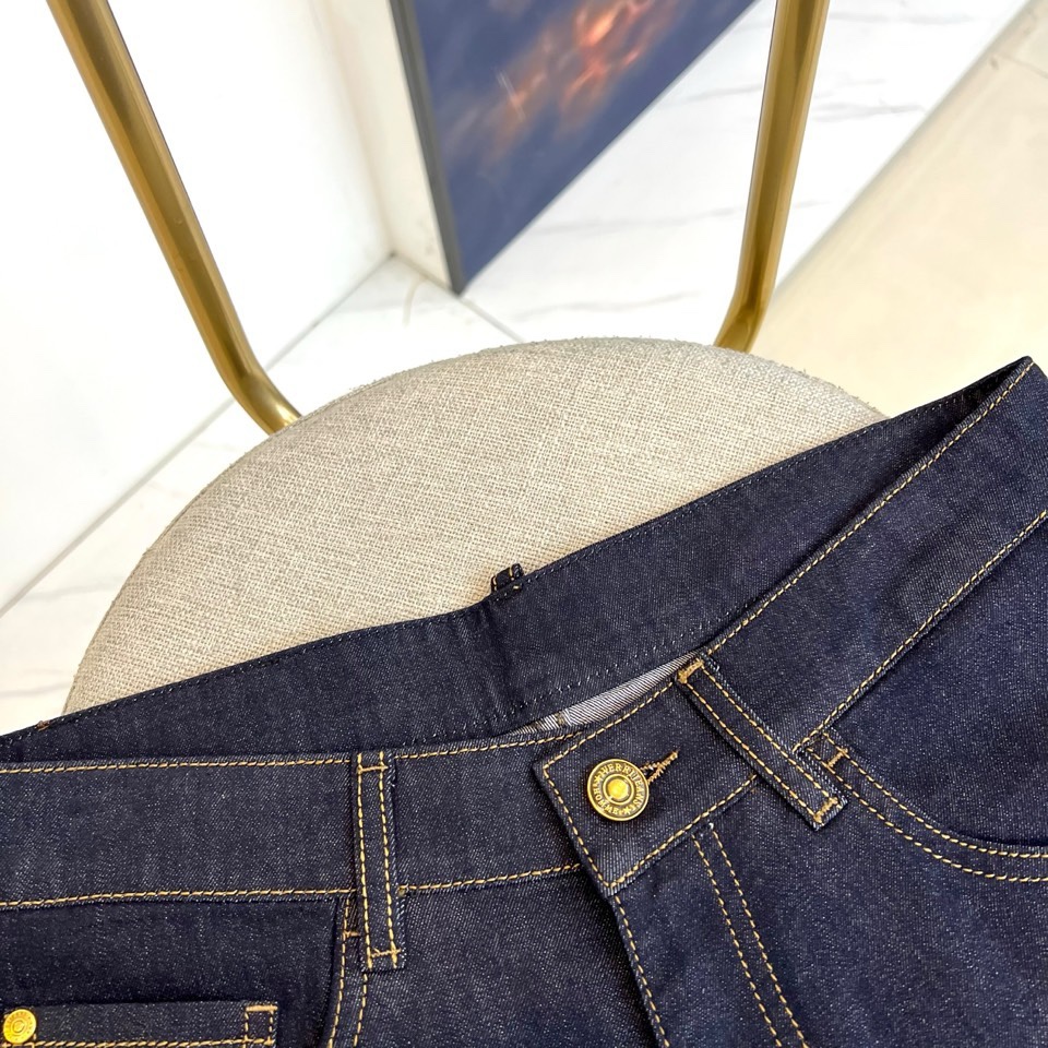 H爱马仕、2026春夏新品牛仔裤，以经典丹宁重塑轻奢日常。原色面料保留牛仔原始质感，搭配明线勾勒口袋与腰