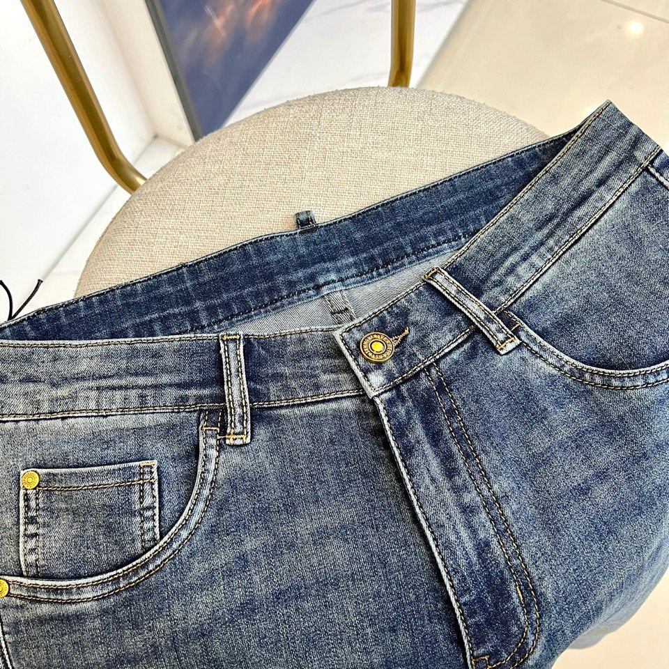 H爱马仕、2026春夏新品牛仔裤，采用65%棉+31%聚酯纤维+3%粘胶+1%氨纶的面料，柔软亲肤又带弹