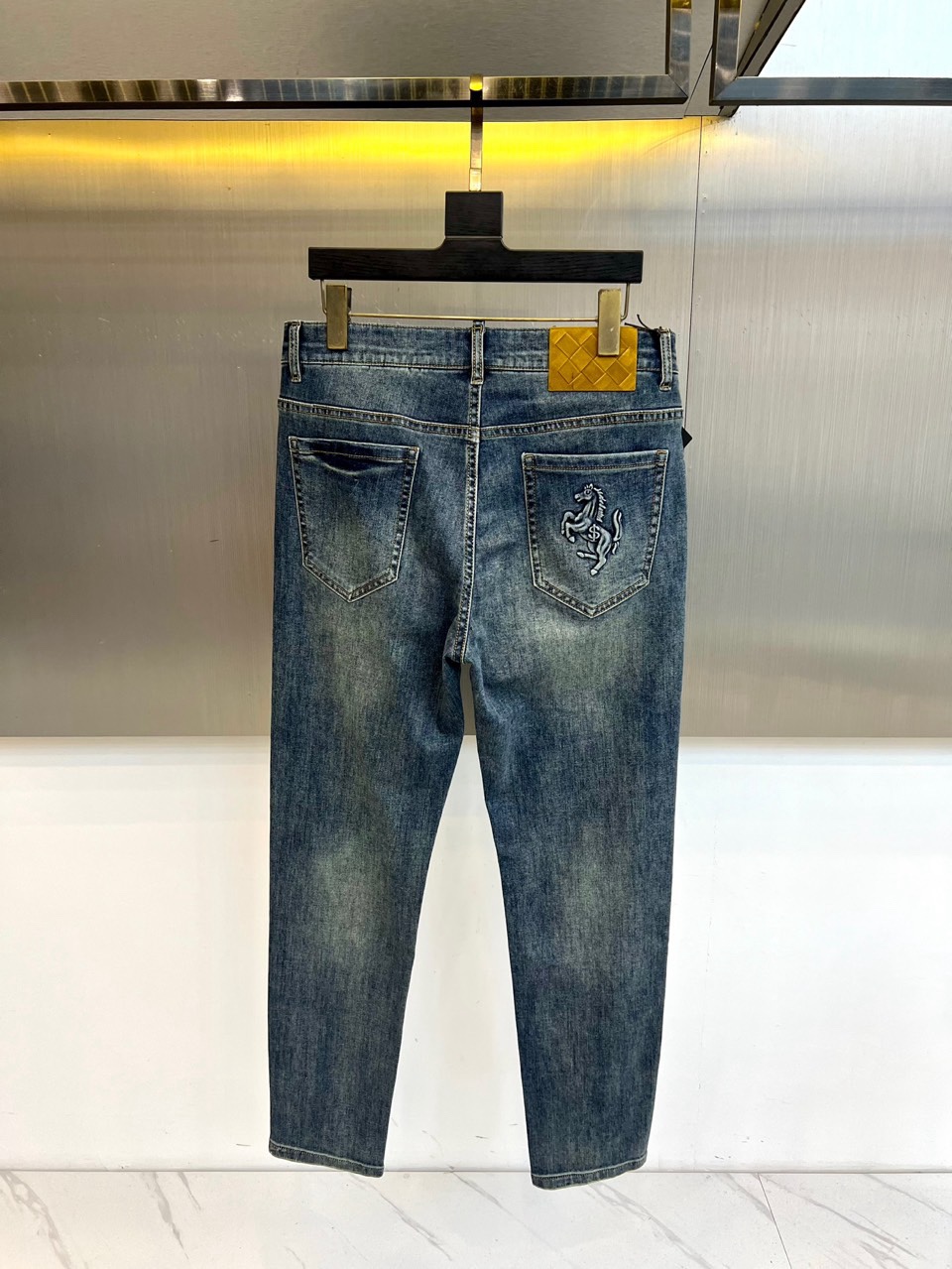 H爱马仕、2026春夏新品牛仔裤，采用65%棉+31%聚酯纤维+3%粘胶+1%氨纶的面料，柔软亲肤又带弹