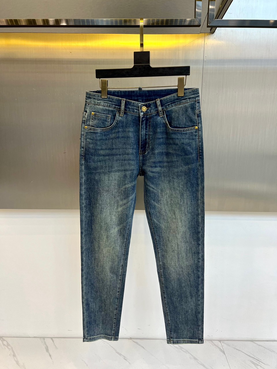 H爱马仕、2026春夏新品牛仔裤，采用65%棉+31%聚酯纤维+3%粘胶+1%氨纶的面料，柔软亲肤又带弹