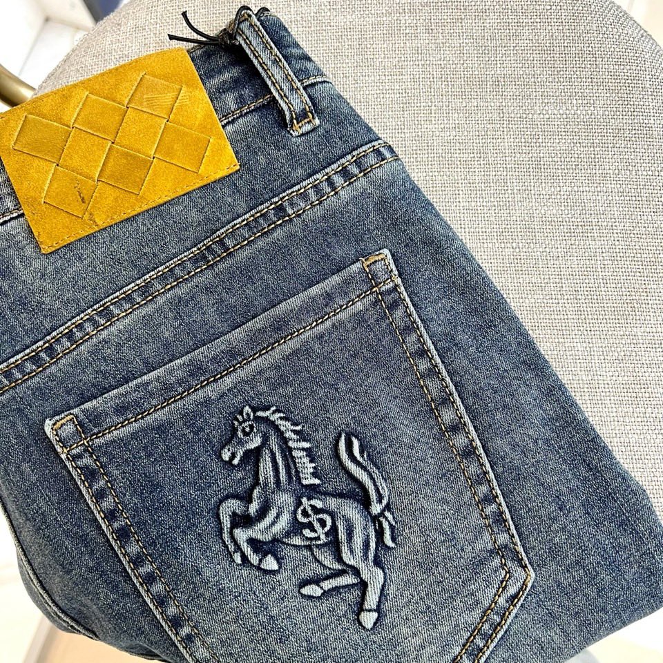 H爱马仕、2026春夏新品牛仔裤，采用65%棉+31%聚酯纤维+3%粘胶+1%氨纶的面料，柔软亲肤又带弹