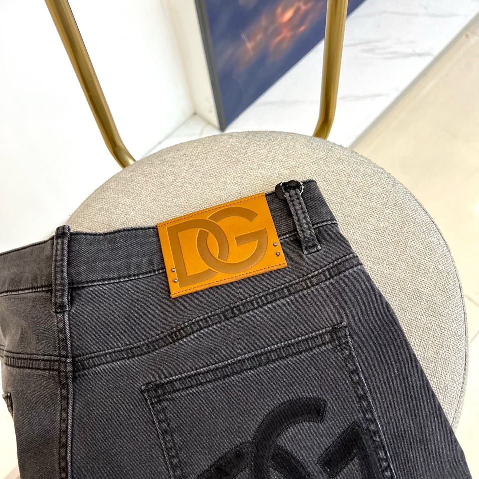 DG杜嘉班纳、2026春夏新品高端牛仔裤，以复古水洗为主调，演绎随性不羁的都市风尚。后袋饰有品牌标志性双