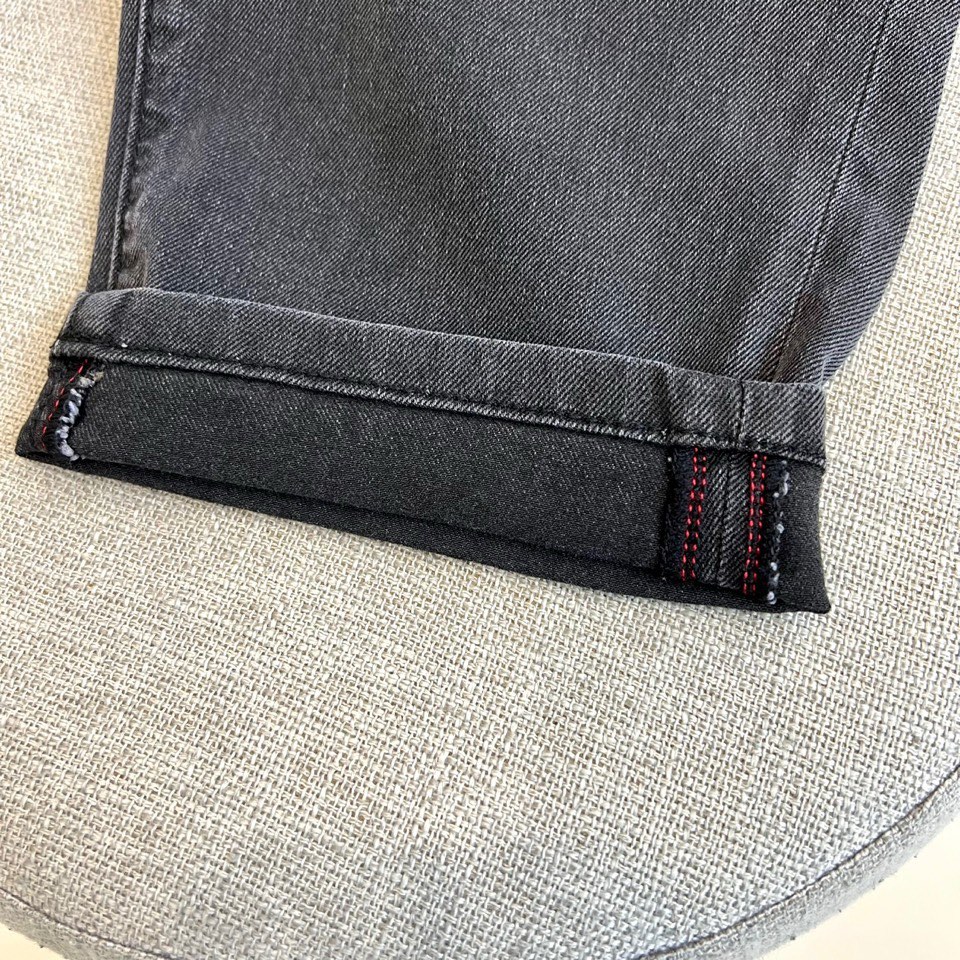 DG杜嘉班纳、2026春夏新品高端牛仔裤，以复古水洗为主调，演绎随性不羁的都市风尚。后袋饰有品牌标志性双