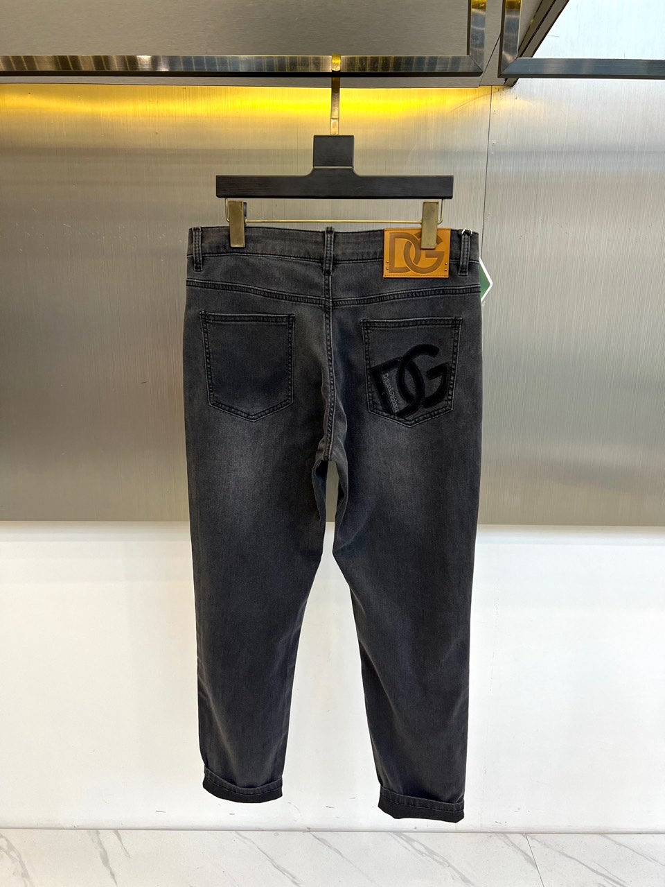 DG杜嘉班纳、2026春夏新品高端牛仔裤，以复古水洗为主调，演绎随性不羁的都市风尚。后袋饰有品牌标志性双