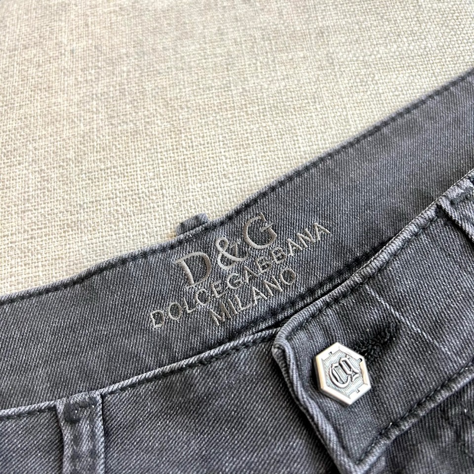 DG杜嘉班纳、2026春夏新品高端牛仔裤，以复古水洗为主调，演绎随性不羁的都市风尚。后袋饰有品牌标志性双