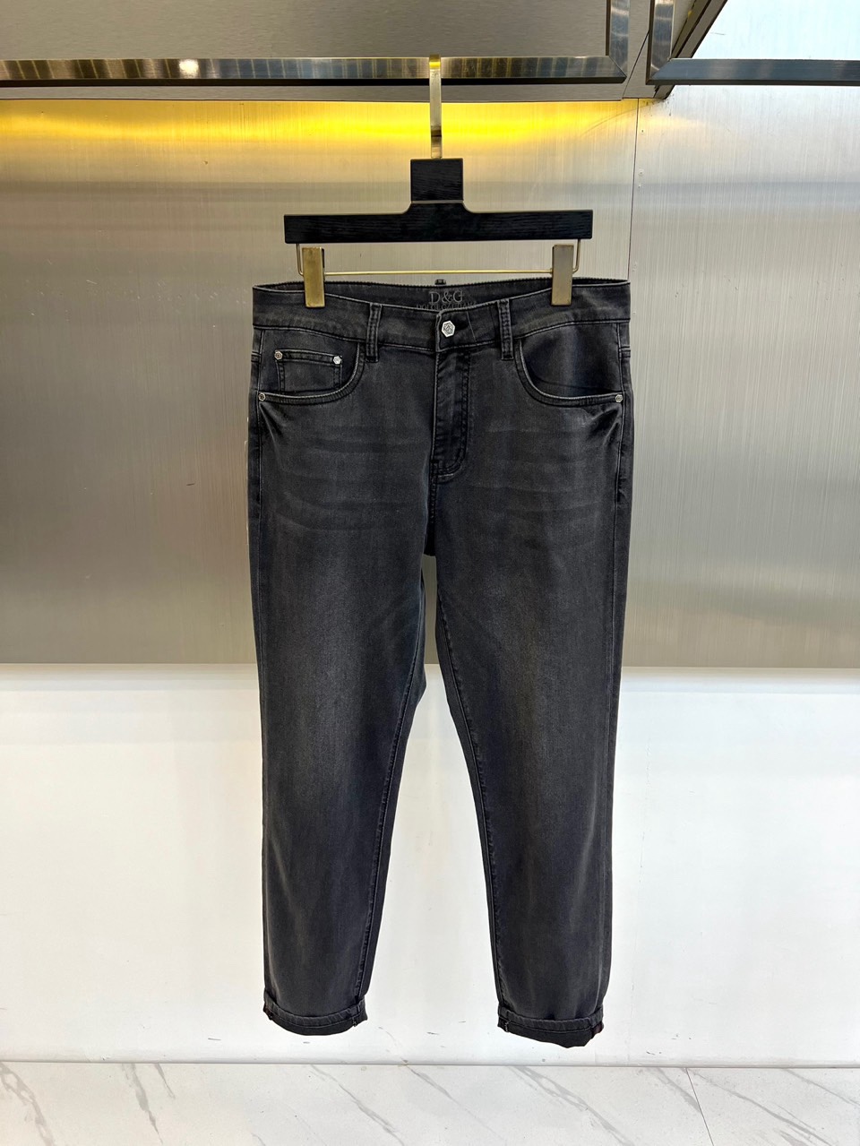 DG杜嘉班纳、2026春夏新品高端牛仔裤，以复古水洗为主调，演绎随性不羁的都市风尚。后袋饰有品牌标志性双