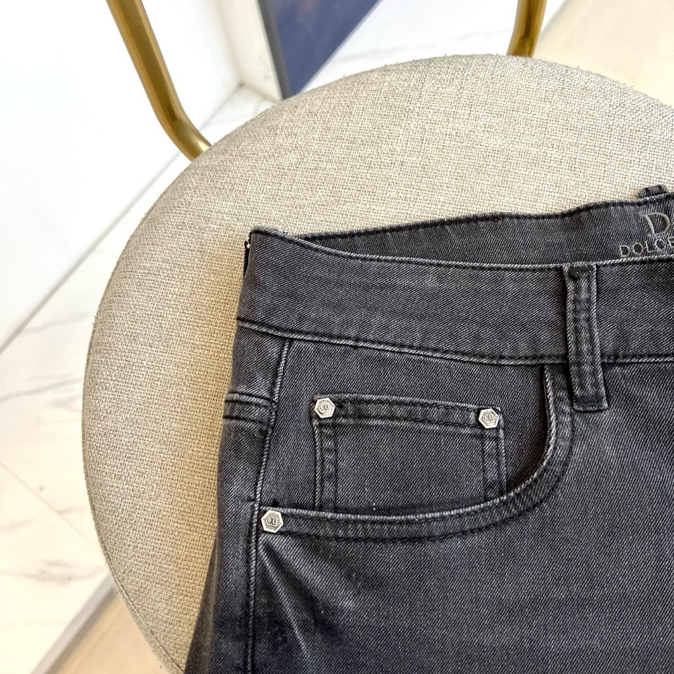 DG杜嘉班纳、2026春夏新品高端牛仔裤，以复古水洗为主调，演绎随性不羁的都市风尚。后袋饰有品牌标志性双