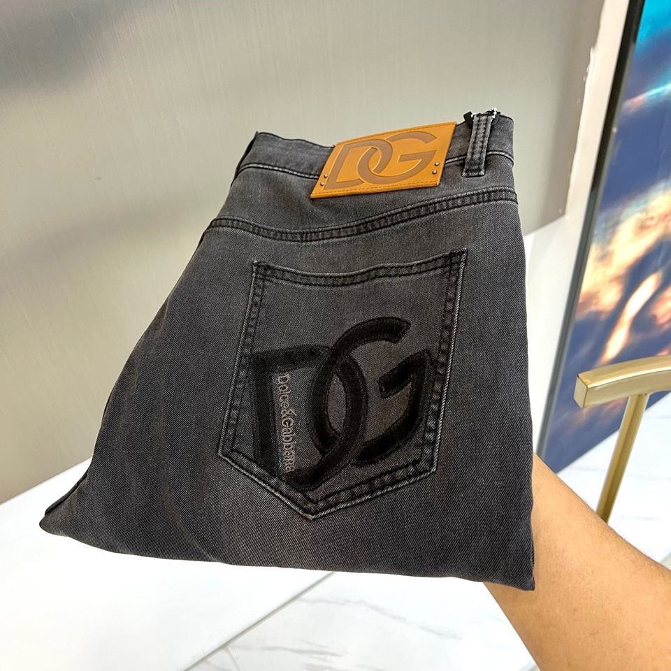 DG杜嘉班纳、2026春夏新品高端牛仔裤，以复古水洗为主调，演绎随性不羁的都市风尚。后袋饰有品牌标志性双