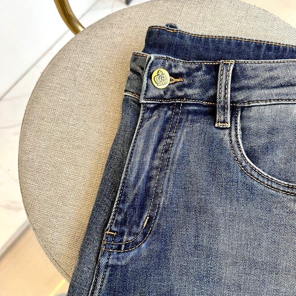 DG杜嘉班纳、2026春夏新品高端牛仔裤，以复古水洗为主调，演绎随性不羁的都市风尚。后袋饰有品牌标志性双