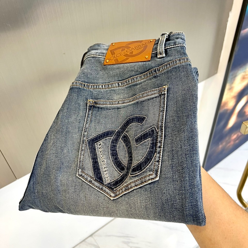 DG杜嘉班纳、2026春夏新品高端牛仔裤，以复古水洗为主调，演绎随性不羁的都市风尚。后袋饰有品牌标志性双