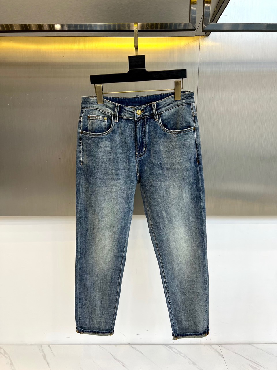 DG杜嘉班纳、2026春夏新品高端牛仔裤，以复古水洗为主调，演绎随性不羁的都市风尚。后袋饰有品牌标志性双