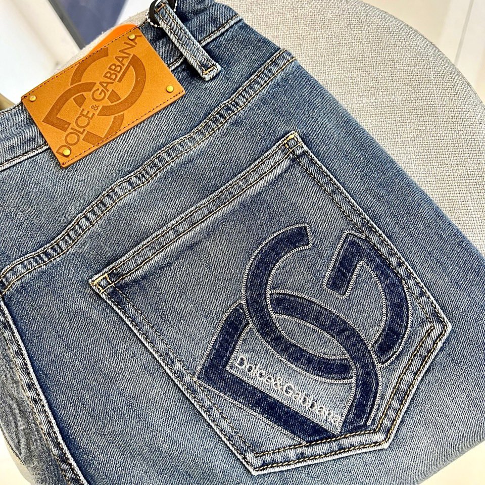 DG杜嘉班纳、2026春夏新品高端牛仔裤，以复古水洗为主调，演绎随性不羁的都市风尚。后袋饰有品牌标志性双
