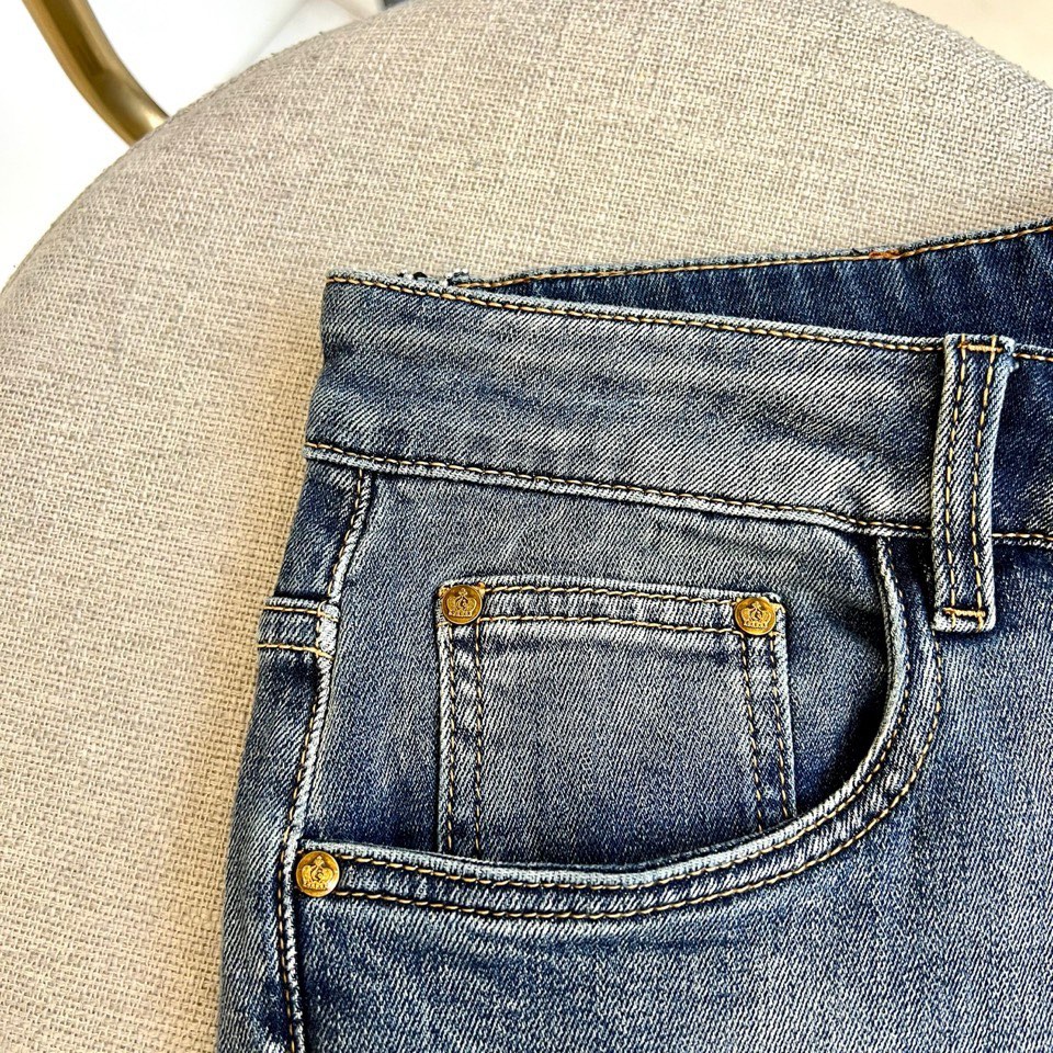 DG杜嘉班纳、2026春夏新品高端牛仔裤，以复古水洗为主调，演绎随性不羁的都市风尚。后袋饰有品牌标志性双