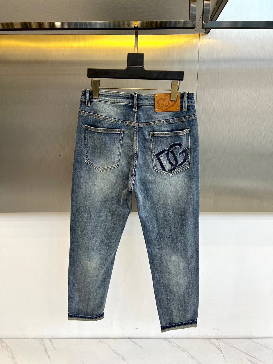 DG杜嘉班纳、2026春夏新品高端牛仔裤，以复古水洗为主调，演绎随性不羁的都市风尚。后袋饰有品牌标志性双