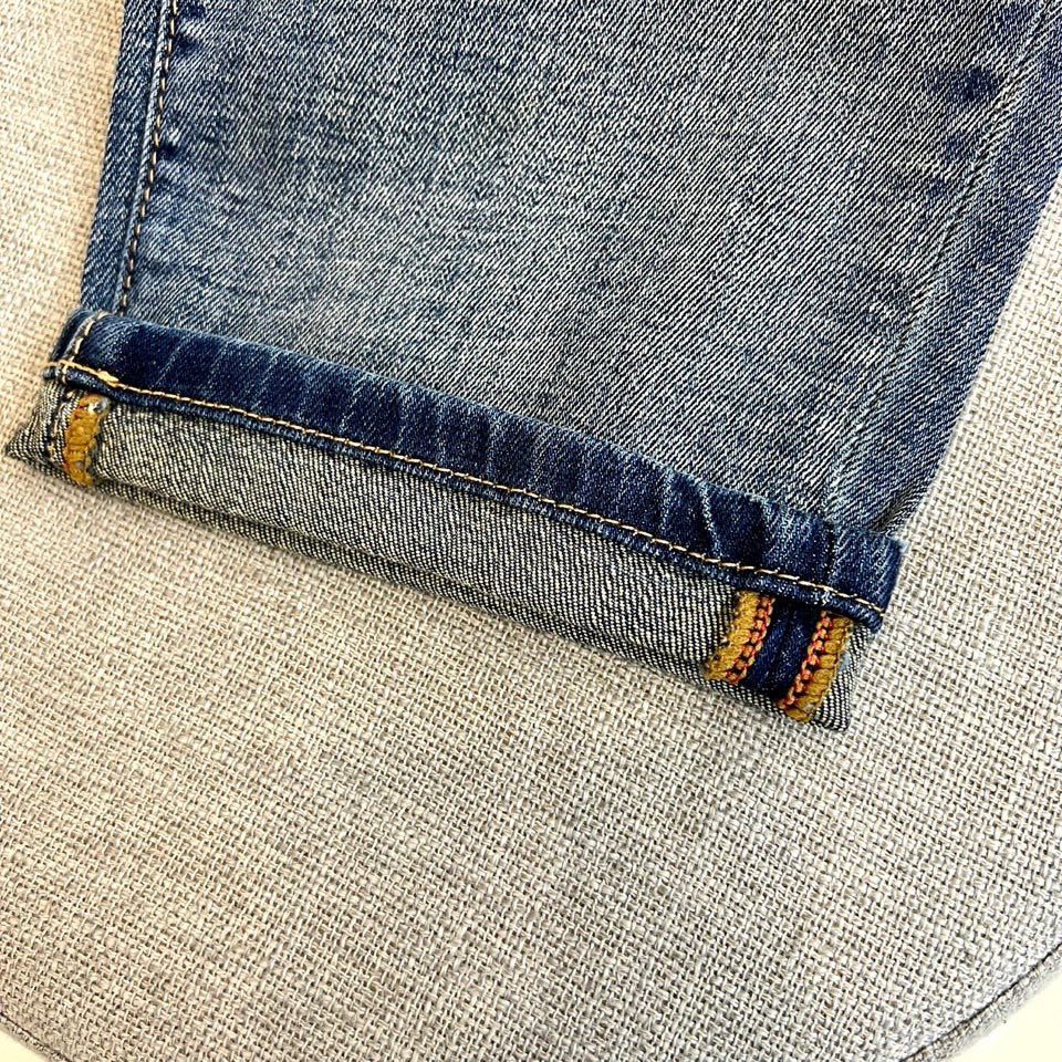 DG杜嘉班纳、2026春夏新品高端牛仔裤，以复古水洗为主调，演绎随性不羁的都市风尚。后袋饰有品牌标志性双