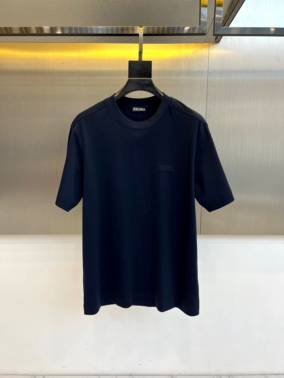 Zegna杰尼亚、2026春夏新品短袖T恤，以极简廓形诠释高级休闲美学。圆领设计贴合颈部线条，肩部立体剪