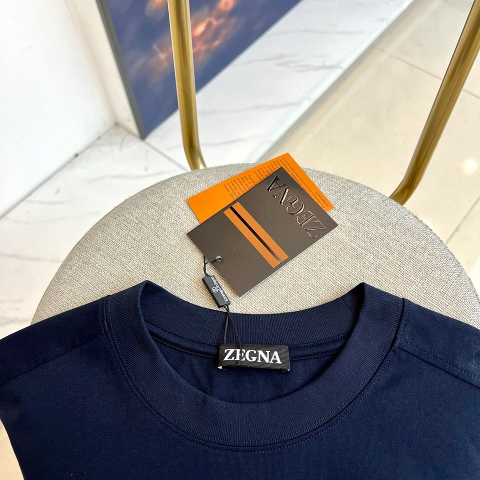 Zegna杰尼亚、2026春夏新品短袖T恤，以极简廓形诠释高级休闲美学。圆领设计贴合颈部线条，肩部立体剪
