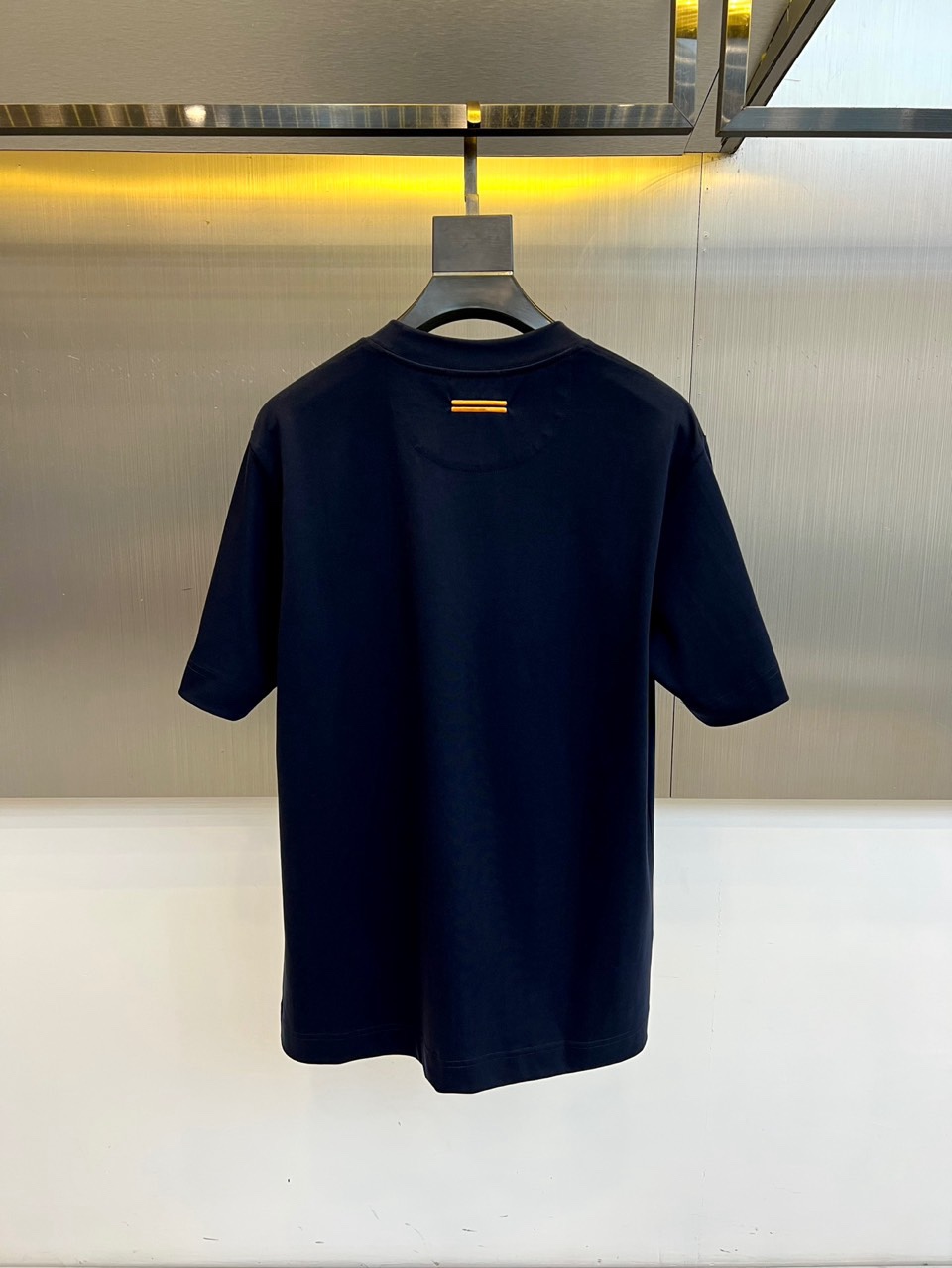 Zegna杰尼亚、2026春夏新品短袖T恤，以极简廓形诠释高级休闲美学。圆领设计贴合颈部线条，肩部立体剪