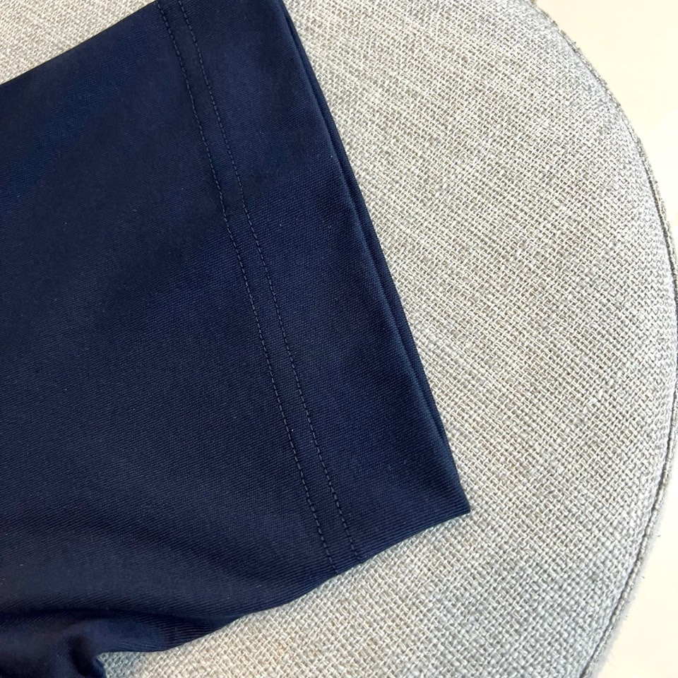 Zegna杰尼亚、2026春夏新品短袖T恤，以极简廓形诠释高级休闲美学。圆领设计贴合颈部线条，肩部立体剪