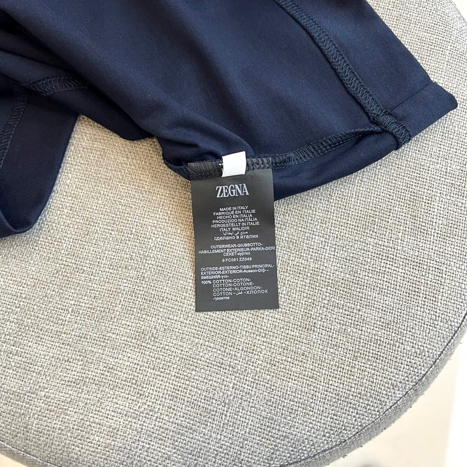 Zegna杰尼亚、2026春夏新品短袖T恤，以极简廓形诠释高级休闲美学。圆领设计贴合颈部线条，肩部立体剪